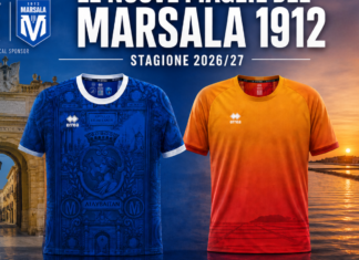 Marsala 1912, l’azzurro cambia pelle, tra il blu scuro della Prima Maglia e il tramonto dello Stagnone