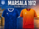 Marsala 1912, l’azzurro cambia pelle, tra il blu scuro della Prima Maglia e il tramonto dello Stagnone