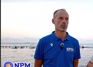 Il sole che cala sul mare di Marsala fa da cornice alle parole di Peppe Grillo, anima, presidente e coach della Nuova Pallacanestro Marsala