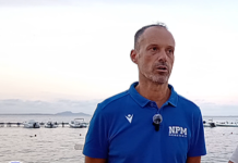 Il sole che cala sul mare di Marsala fa da cornice alle parole di Peppe Grillo, anima, presidente e coach della Nuova Pallacanestro Marsala